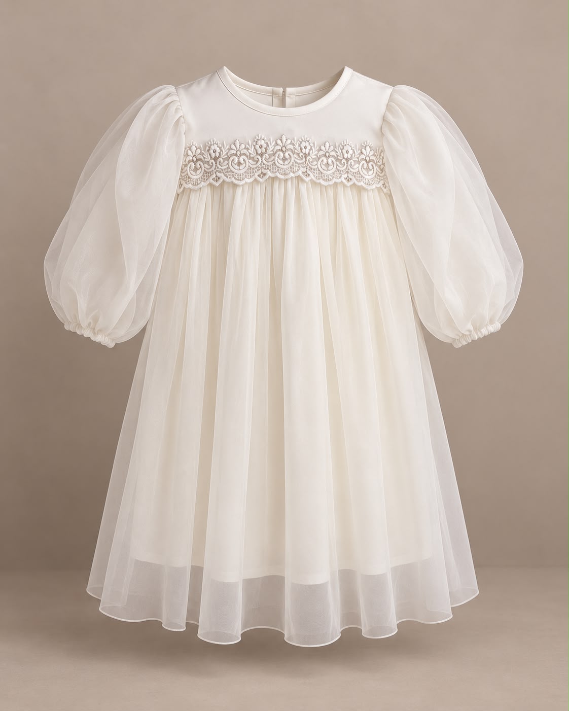 Celebration Dress niña soplando velas de cumpleaños